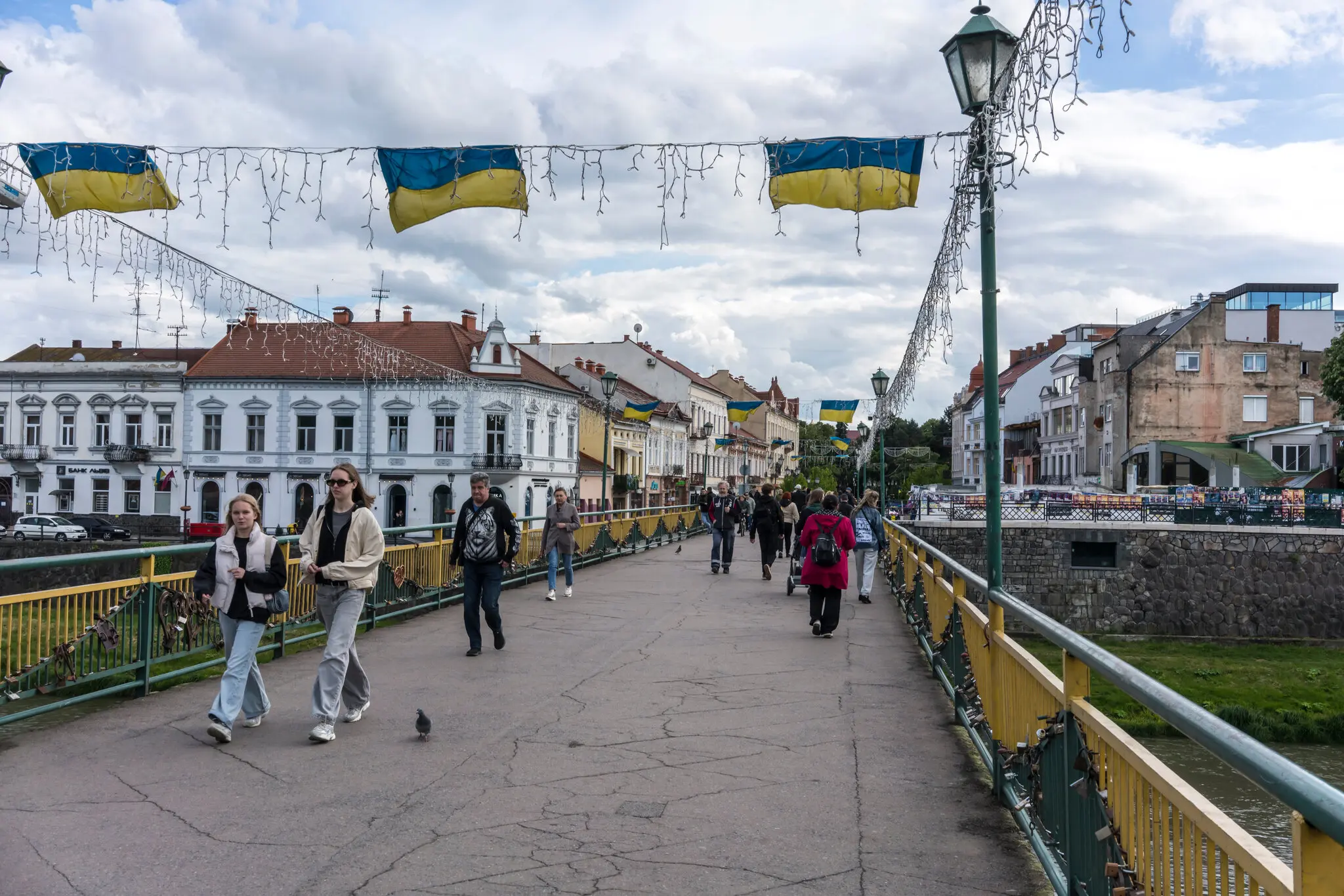 Пішохідний міст через річку Уж в Ужгороді, Україна, минулого місяця.